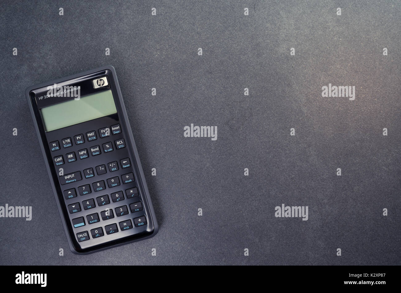 Hp finacial Taschenrechner auf einen Stein Desktop - Ansicht von oben Stockfoto