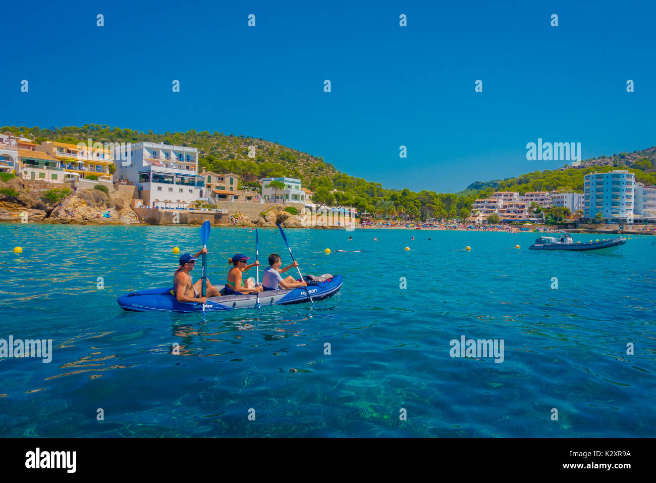 SANT ELM, MALLORCA, SPANIEN - 18. AUGUST 2017: Nicht identifizierte Personen Paddeln im Meer an Sant Elm, in einem schönen blauen Wasser und Himmel auf Mallorca, Spanien Stockfoto
