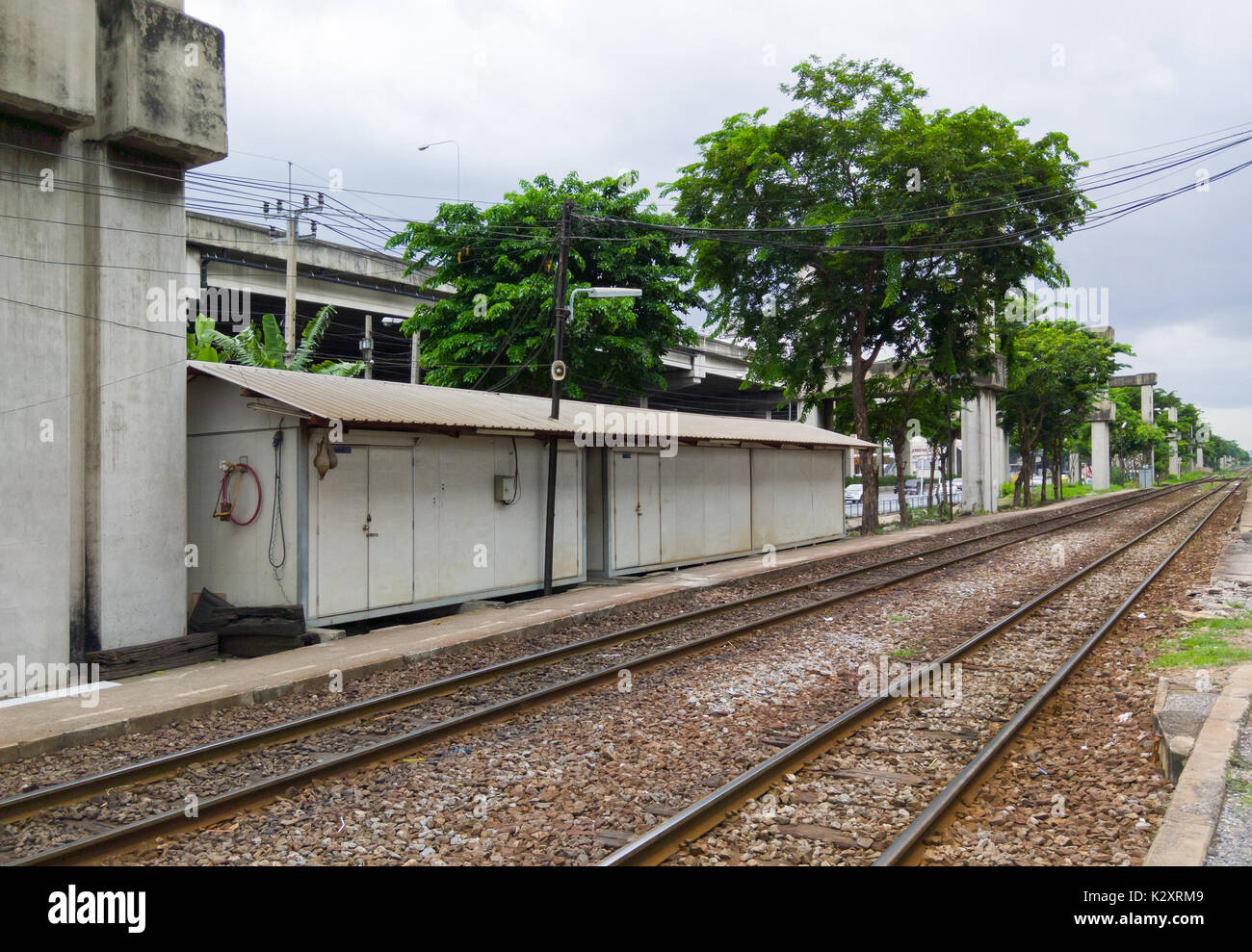 Elektrische Haus für die Verteilung der Elektrizität an der Ampel im S-Bahnhof, Thailand. Stockfoto