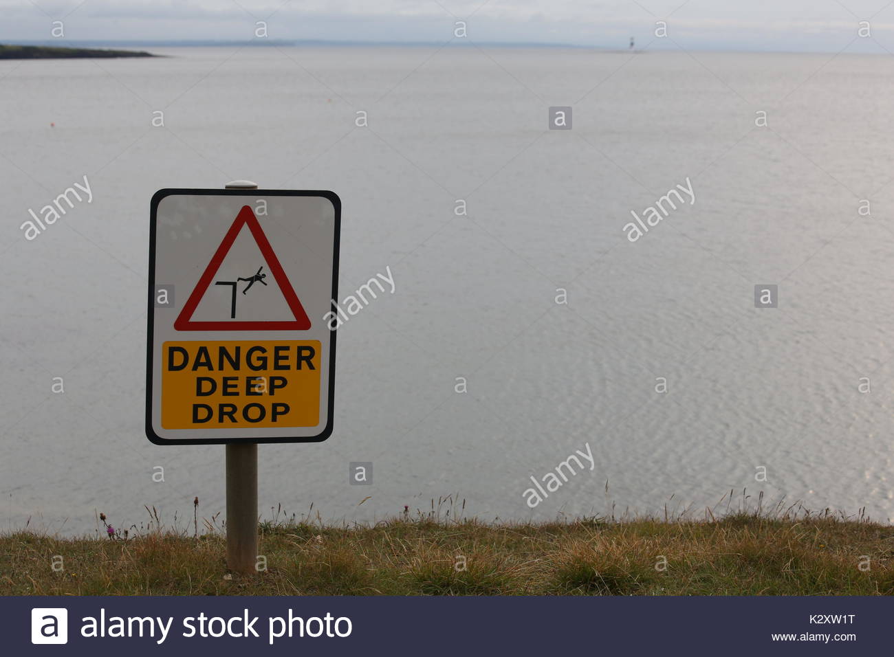 Die Gefahr tiefen drop Schild an der Nord- Westküste von Irland in der Nähe der irischen Grenze als Klippe Rand Brexit Webstühle. Stockfoto