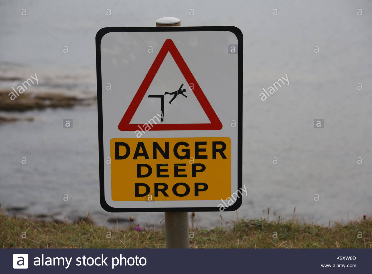 Die Gefahr tiefen drop Schild an der Nord- Westküste von Irland in der Nähe der irischen Grenze als Klippe Rand Brexit Webstühle. Stockfoto