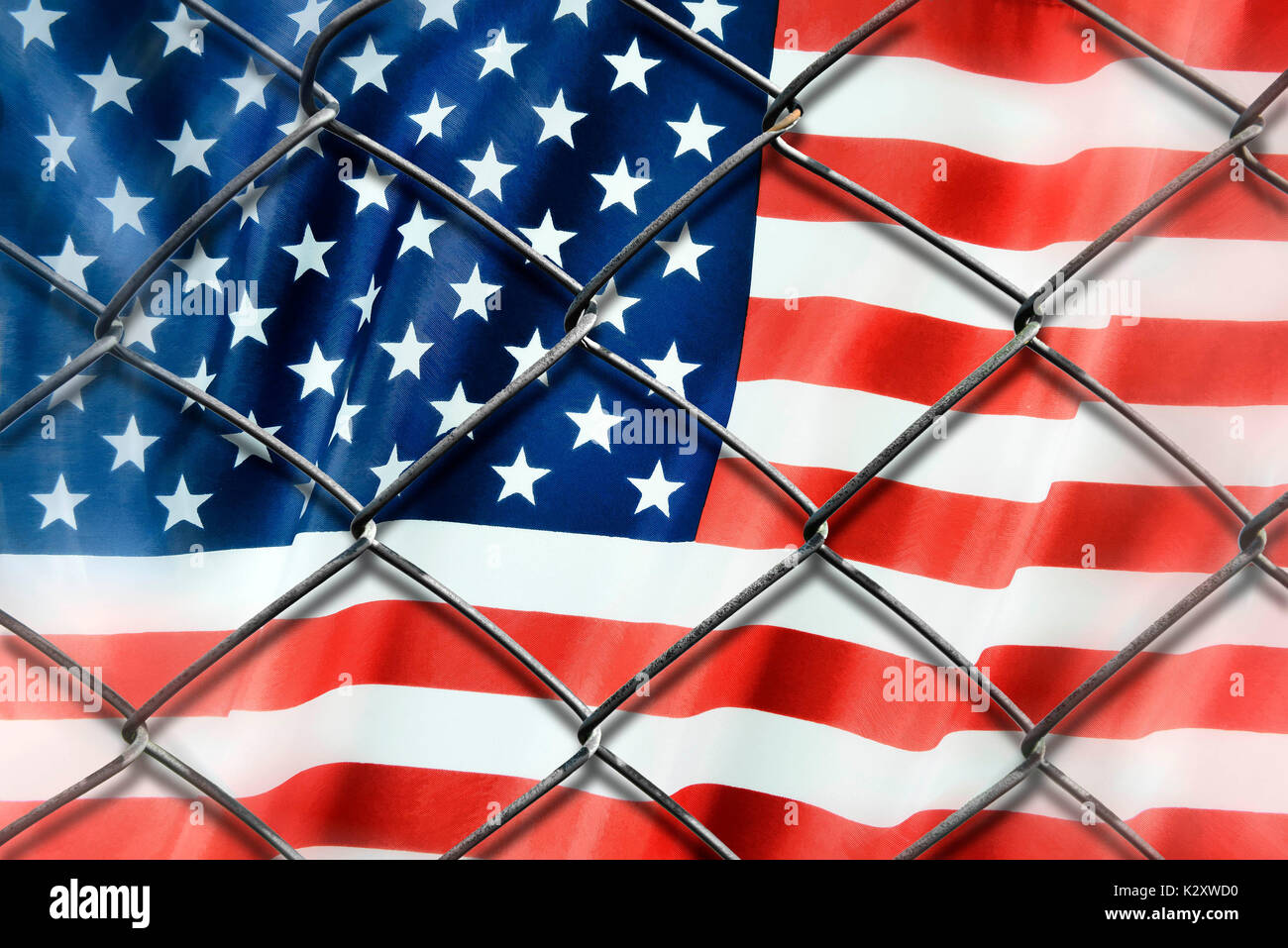 Flagge der USA hinter einem Zaun, symbolische Foto Protektionismus, die Fahne der USA hinter einem Drahtzaun, Symbolfoto Protektionismus Stockfoto