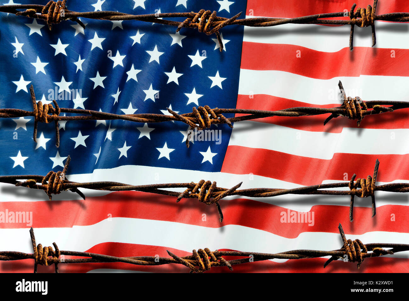 Flagge der USA hinter Stacheldraht, symbolische Foto Protektionismus, die Fahne der USA hinter Stacheldraht, Symbolfoto Protektionismus Stockfoto