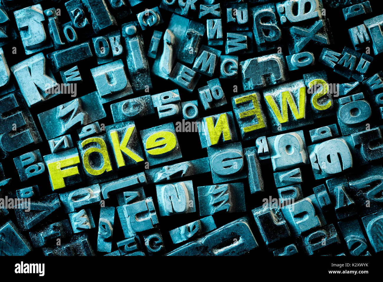 Der 'Schlagen' 'Fake von News'' von Zeichen der Leitung', 'Schriftzug'' Fake News'' aus Bleilettern' Stockfoto