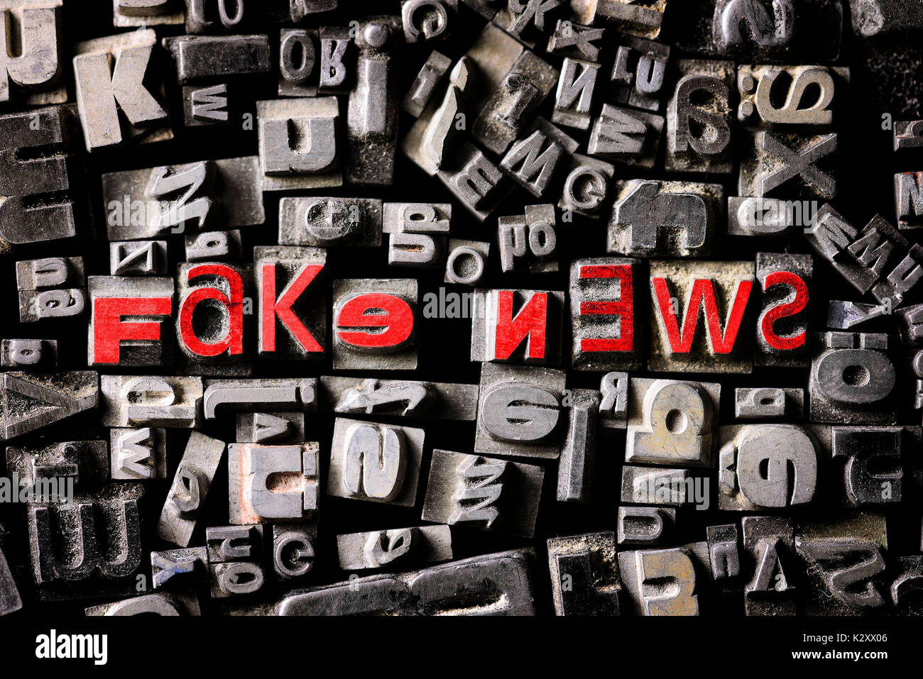 Der 'Schlagen' 'Fake von News'' von Zeichen der Leitung', 'Schriftzug'' Fake News'' aus Bleilettern' Stockfoto