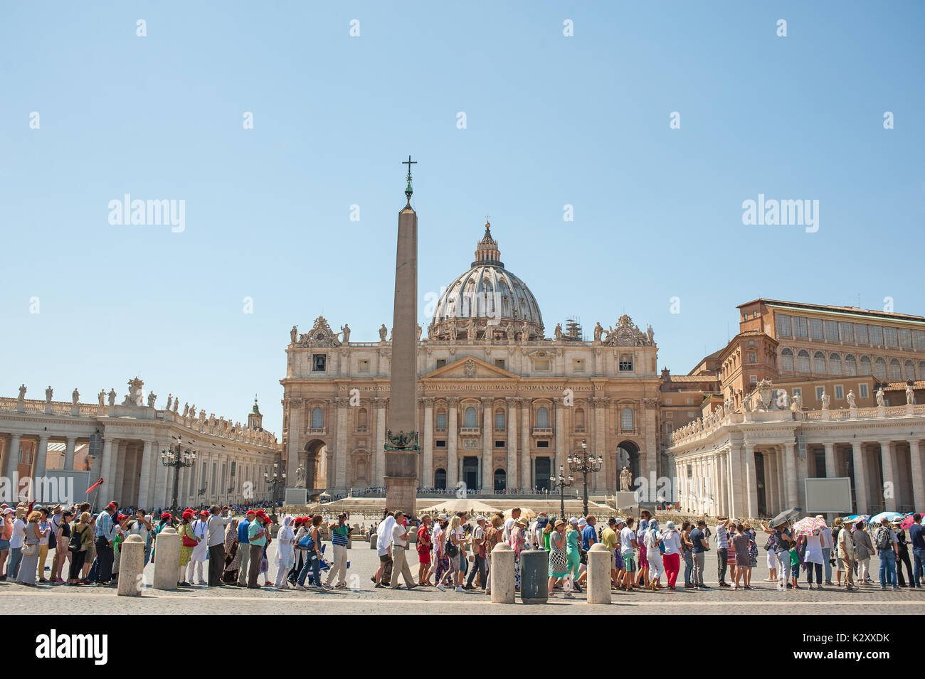 Rom, Italien, 2017 - Touristen stehen in einer Linie St. Peter's Kirche eingeben Stockfoto