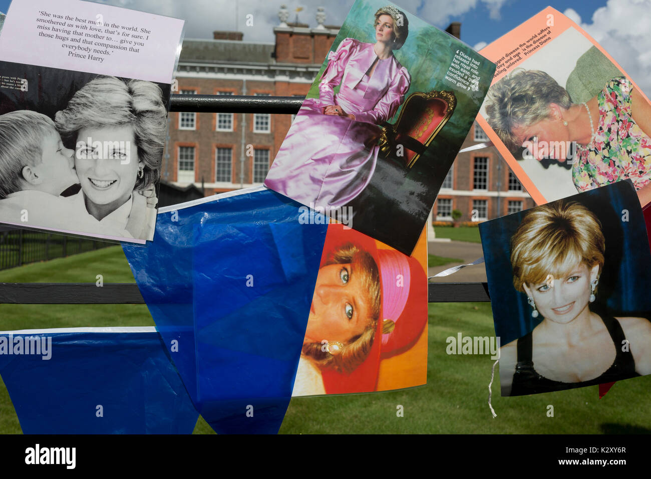 Wie Massen der royalistischen Gratulanten versammeln, eine spontane Memorial von Blumen, Fotos und Erinnerungsstücke wächst außerhalb der Kensington Palace, die königliche Residenz von Prinzessin Diana, die bei einem Autounfall in Paris starb vor genau 20 Jahren, am 31. August 2017, in London, England. 1997 Ein Meer von floral Tribute füllten auch dieser Bereich des Royal Park sowie in der Mall, wo ihre Beerdigung übergeben. Damals wie heute - ein royalisten trauerte das Volk der Prinzessin, einen betitelten geprägt durch den damaligen Premierminister Tony Blair. Stockfoto