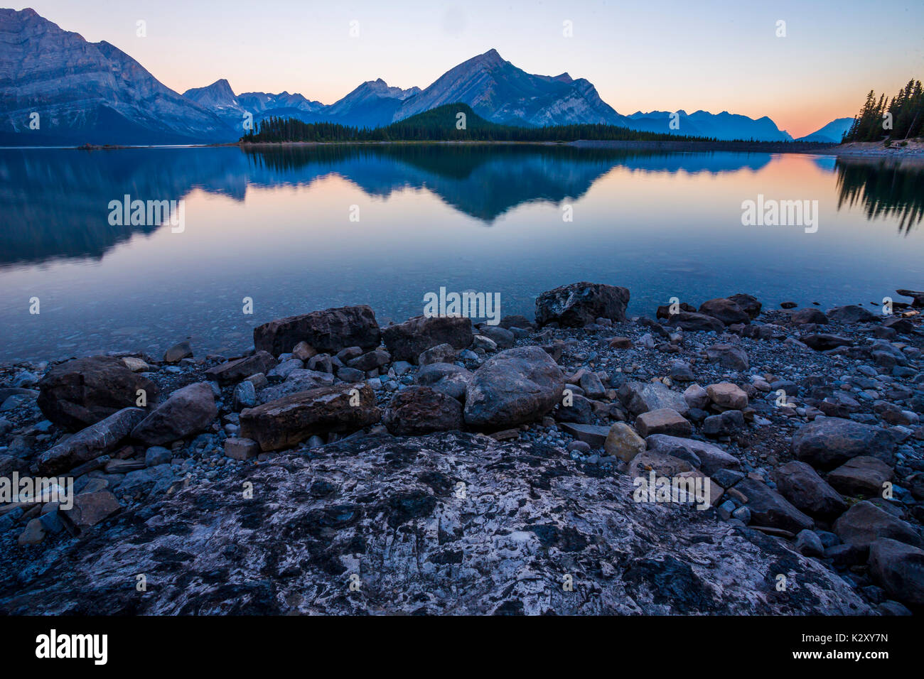 Sonnenaufgang an der Upper kananaskis Lake im Peter Lougheed Provincial Park in Alberta, Kanada. Stockfoto