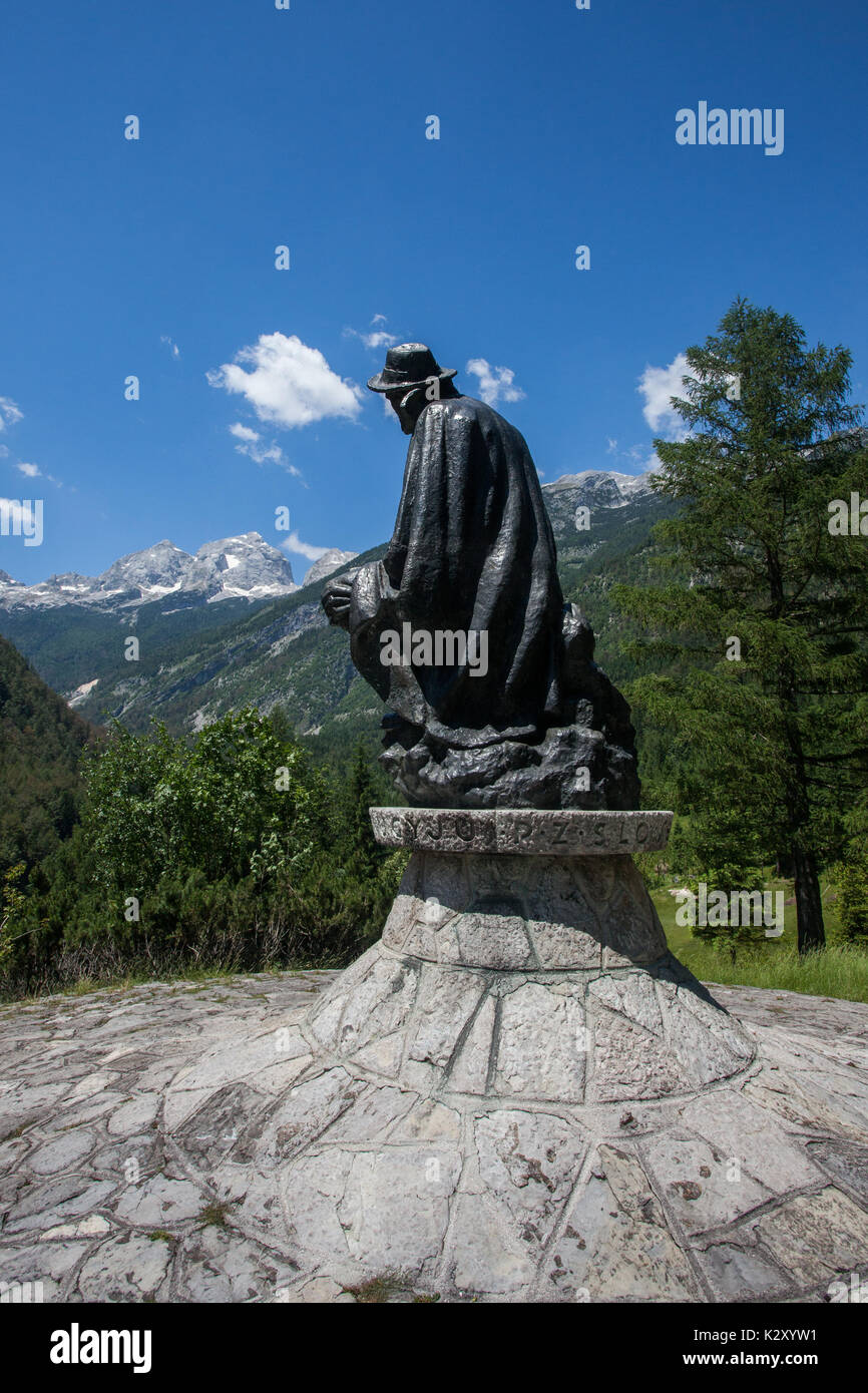 Julius Kugy benannt ist, der Explorer der Julischen Alpen, nach denen Sie die Namen tragen, hat eine Statue mit Blick auf seine bevorzugten Berg von Jalovec. Stockfoto