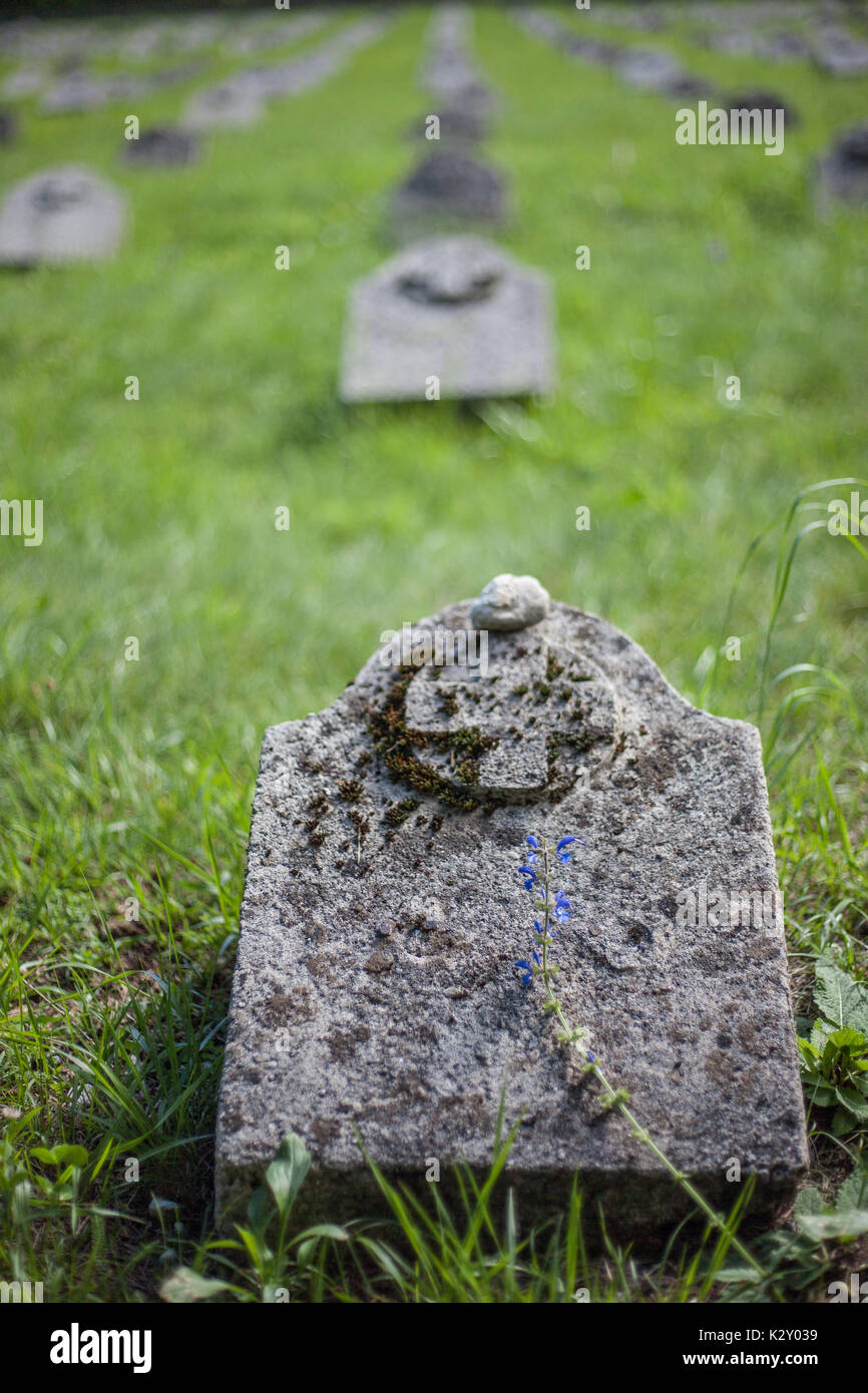 Ersten Weltkrieg Denkmal und auf dem Friedhof in der Ortschaft Kal-Koritnica in der Nähe von Bovec, ein paar Kilometer vom Ersten Weltkrieg vorne auf Soča Stockfoto