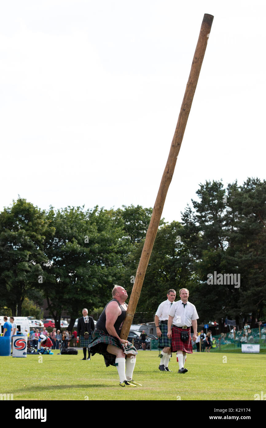 Ballater, Schottland Aug 10, 2017 Ein Mitbewerber in der CABER toss