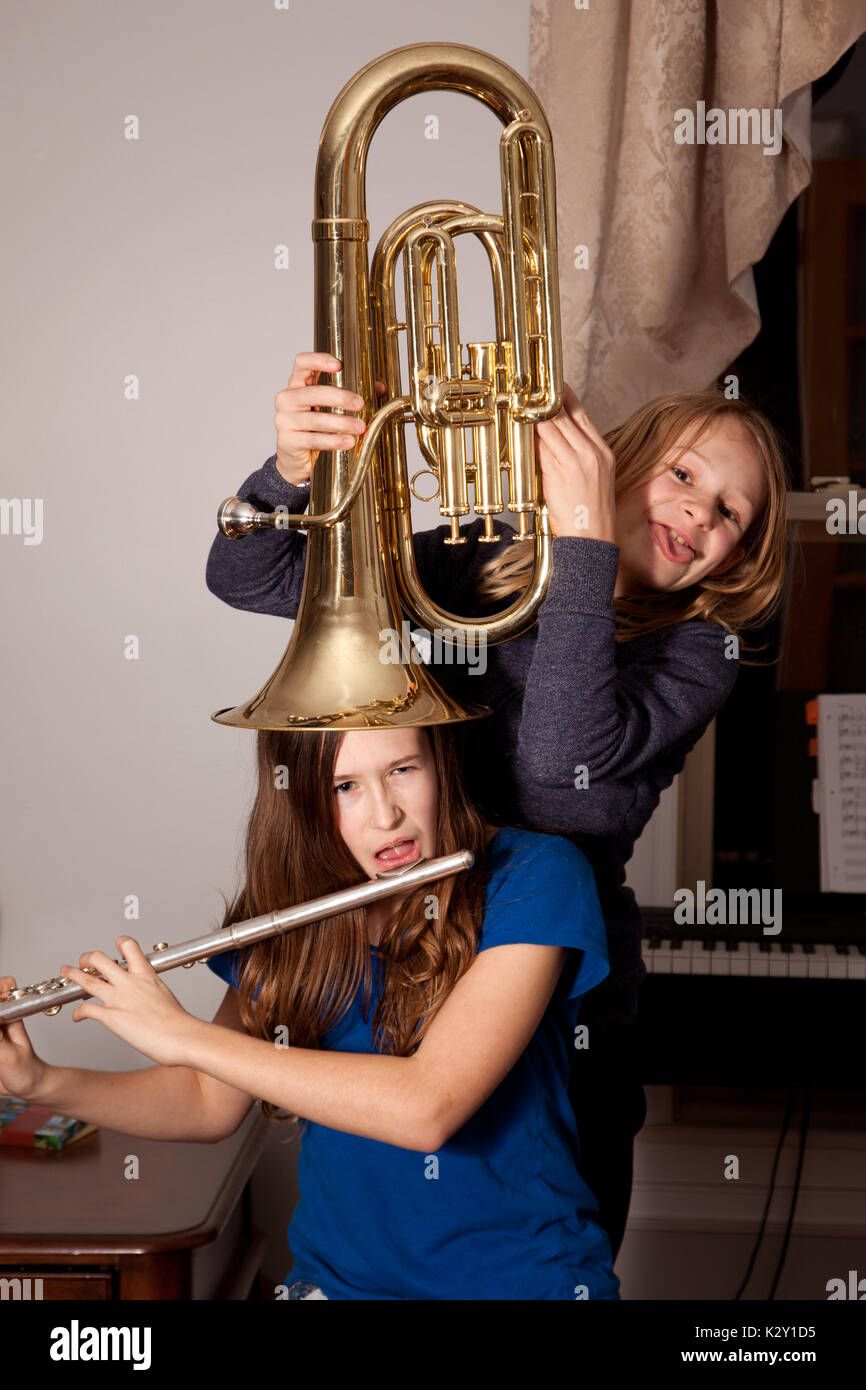 Junge Mädchen mit Musikinstrumenten Stockfoto