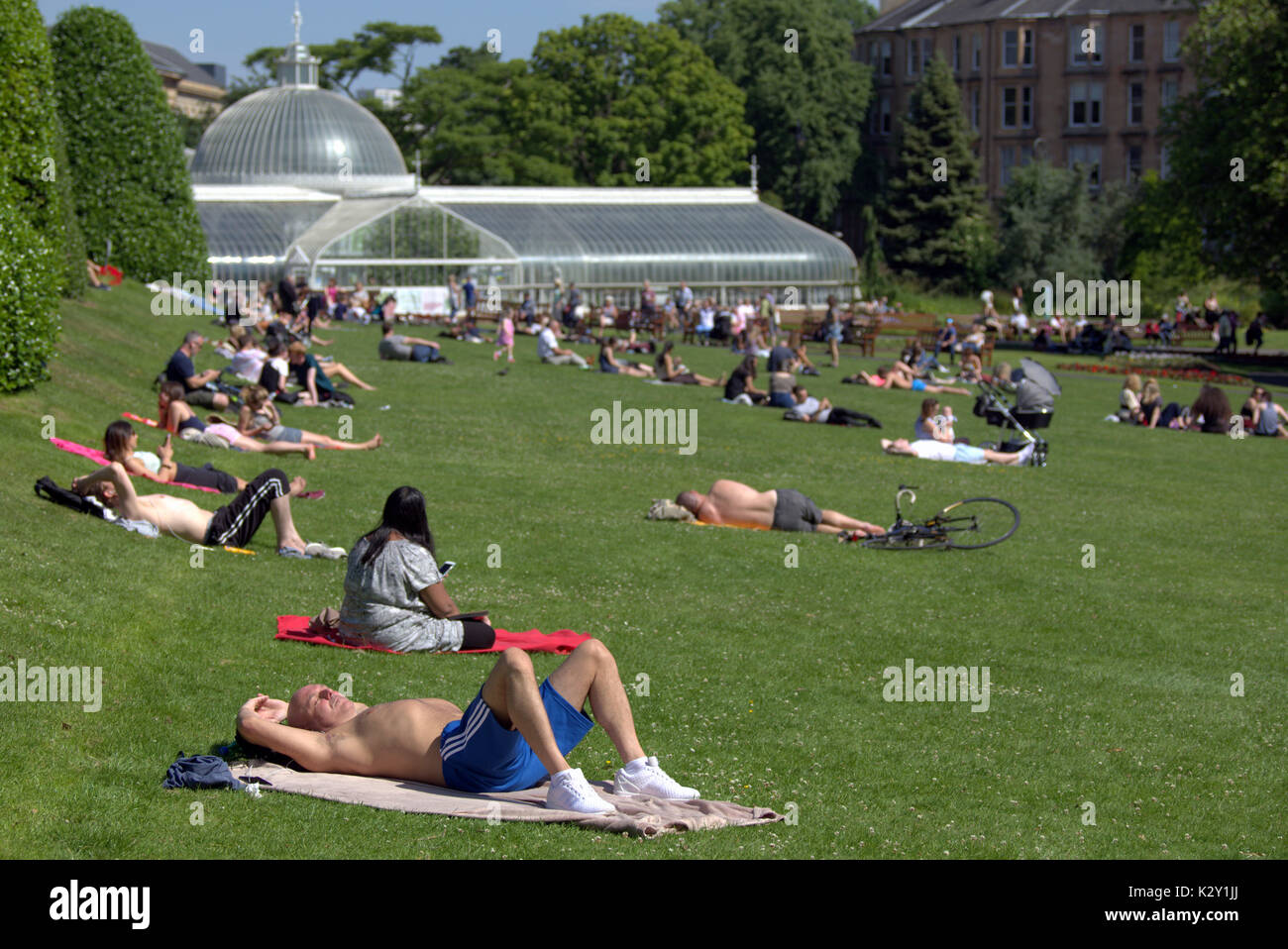 Sommer Wetter liefert die Menschen genießen den Sommer in den Botanischen Garten, Botanik wie Schottland Fänge einige der Sonnenstrahlen. Stockfoto