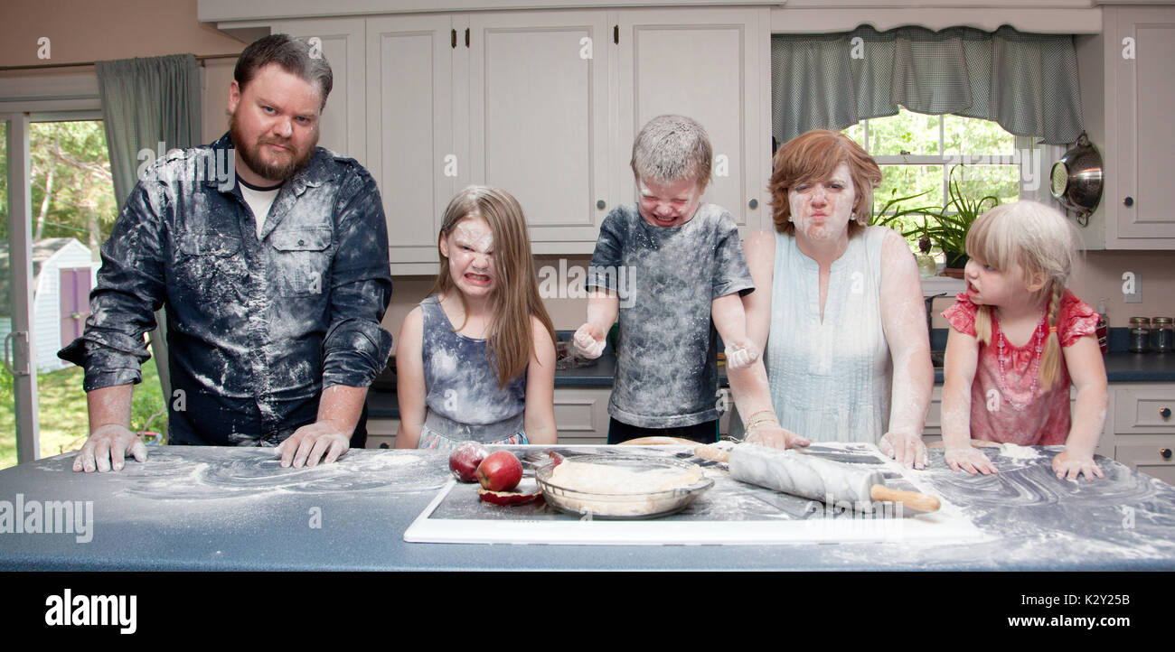 Eine verärgerte Familie in der Küche nach einem Essen kämpfen und einen Apfelkuchen backen. Stockfoto