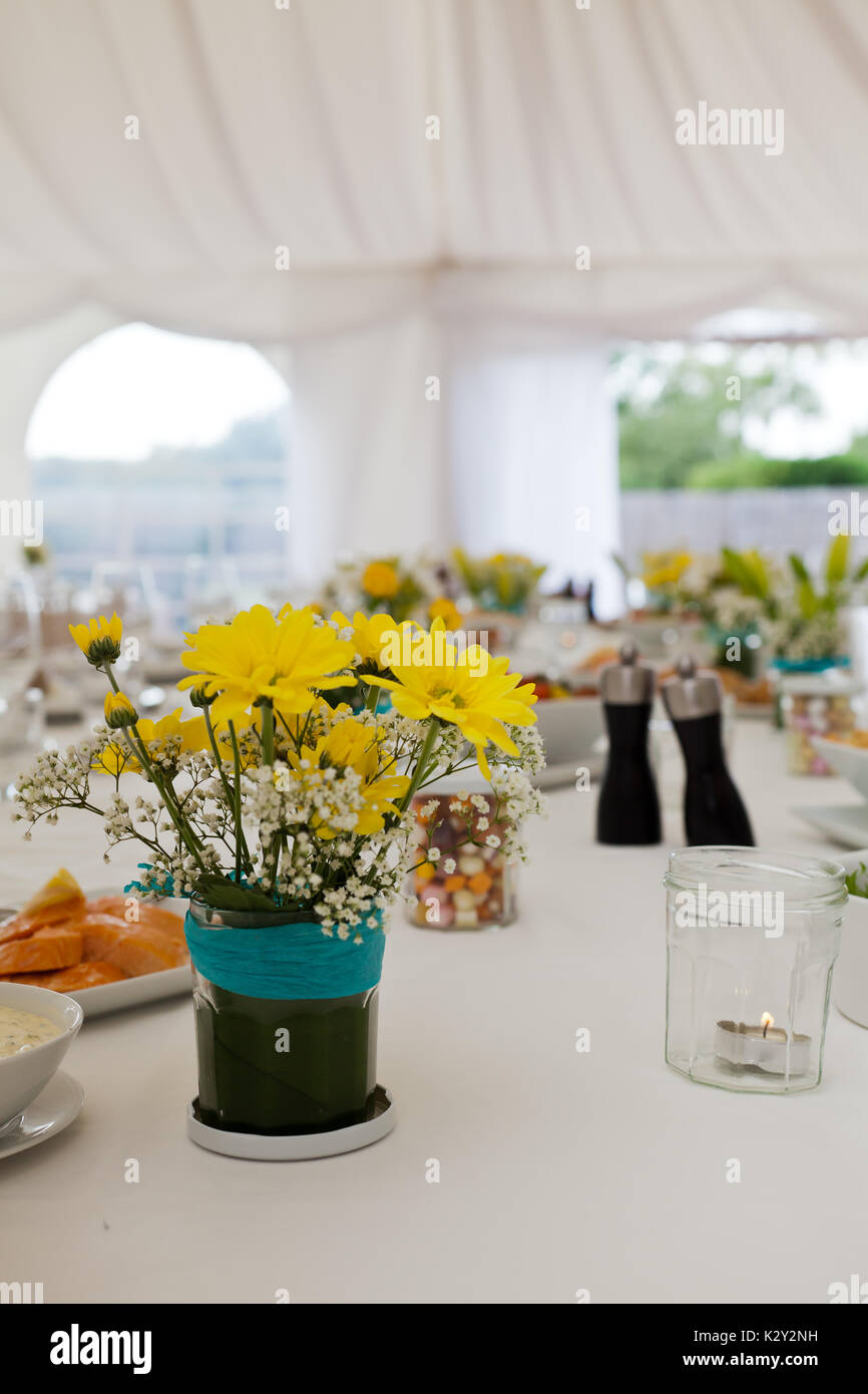 Hochzeit Bilder, Liebe und Zuneigung an diesem speziellen Tag. Ein liebevolles Paar beim Blumen, Kuchen, und feiert die Ehe. Stockfoto