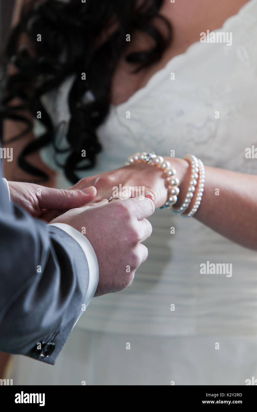 Hochzeit Bilder, Liebe und Zuneigung an diesem speziellen Tag. Ein liebevolles Paar beim Blumen, Kuchen, und feiert die Ehe. Stockfoto