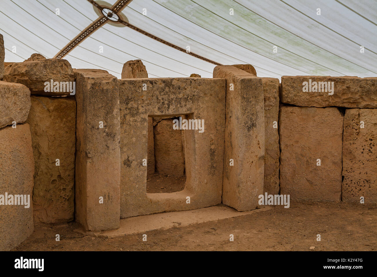 MNAJDRA, MALTA - 16. OKTOBER 2016: prähistorische Tempel, megalithischen Wahrzeichen der Insel Malta. Innenansicht. Stockfoto