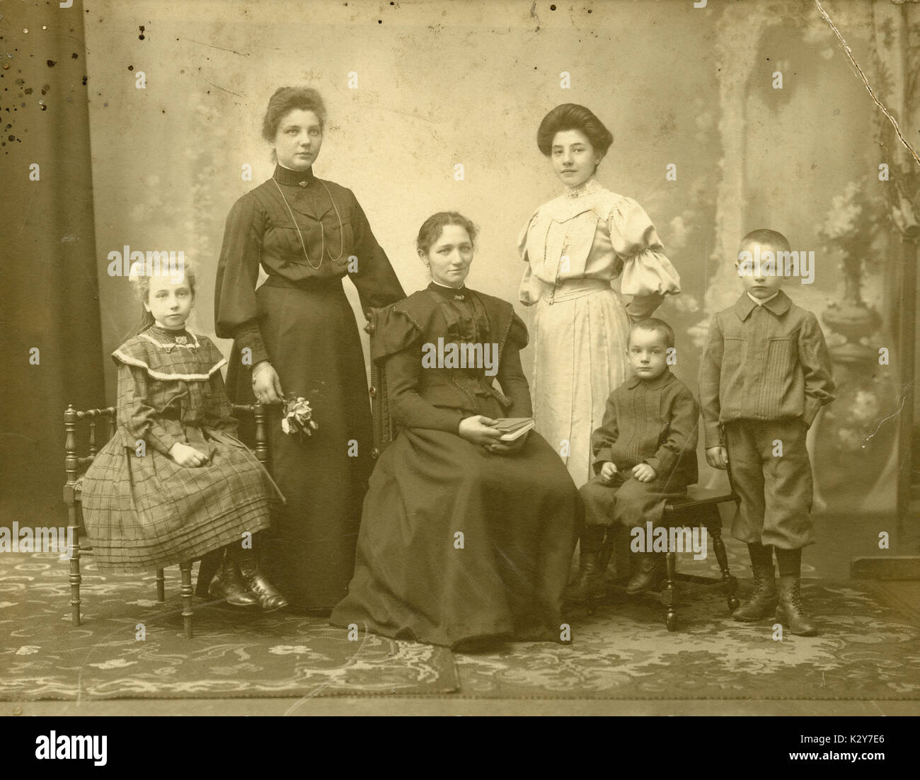 Antike c1900 Foto, Mutter und Kinder, oder der Mutter und Kinder mit Tanten. Quelle: original Foto. Stockfoto