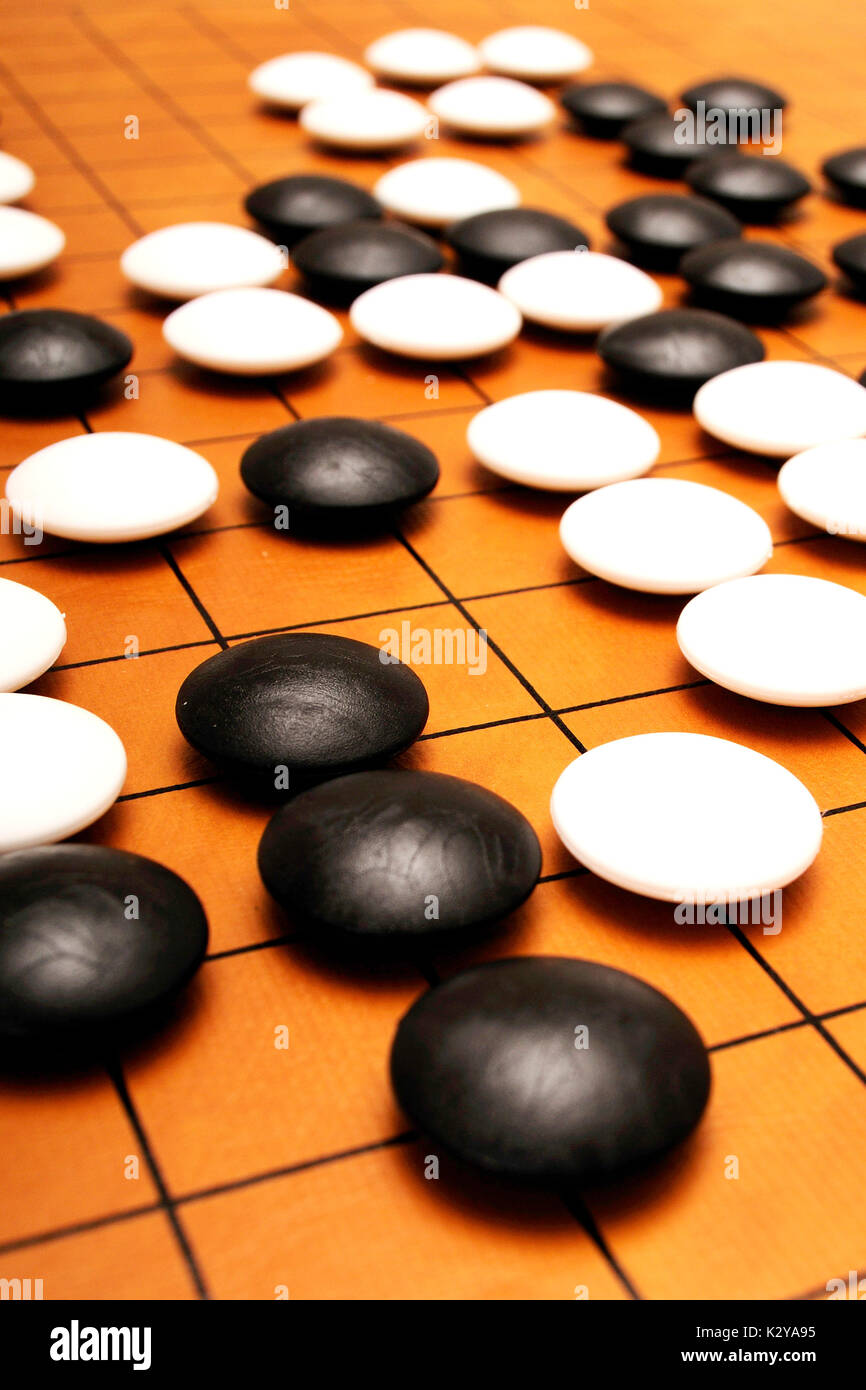 Steine auf dem Goban während eines Spiels von Go Stockfoto