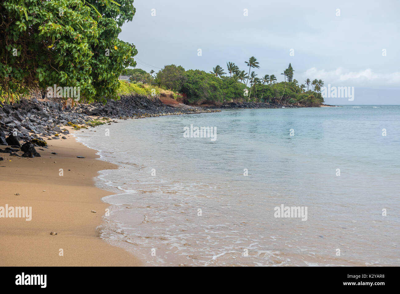 Ein Blick auf die Küstenlinie im Bereich Kahana von Maui, Hawaii. Stockfoto