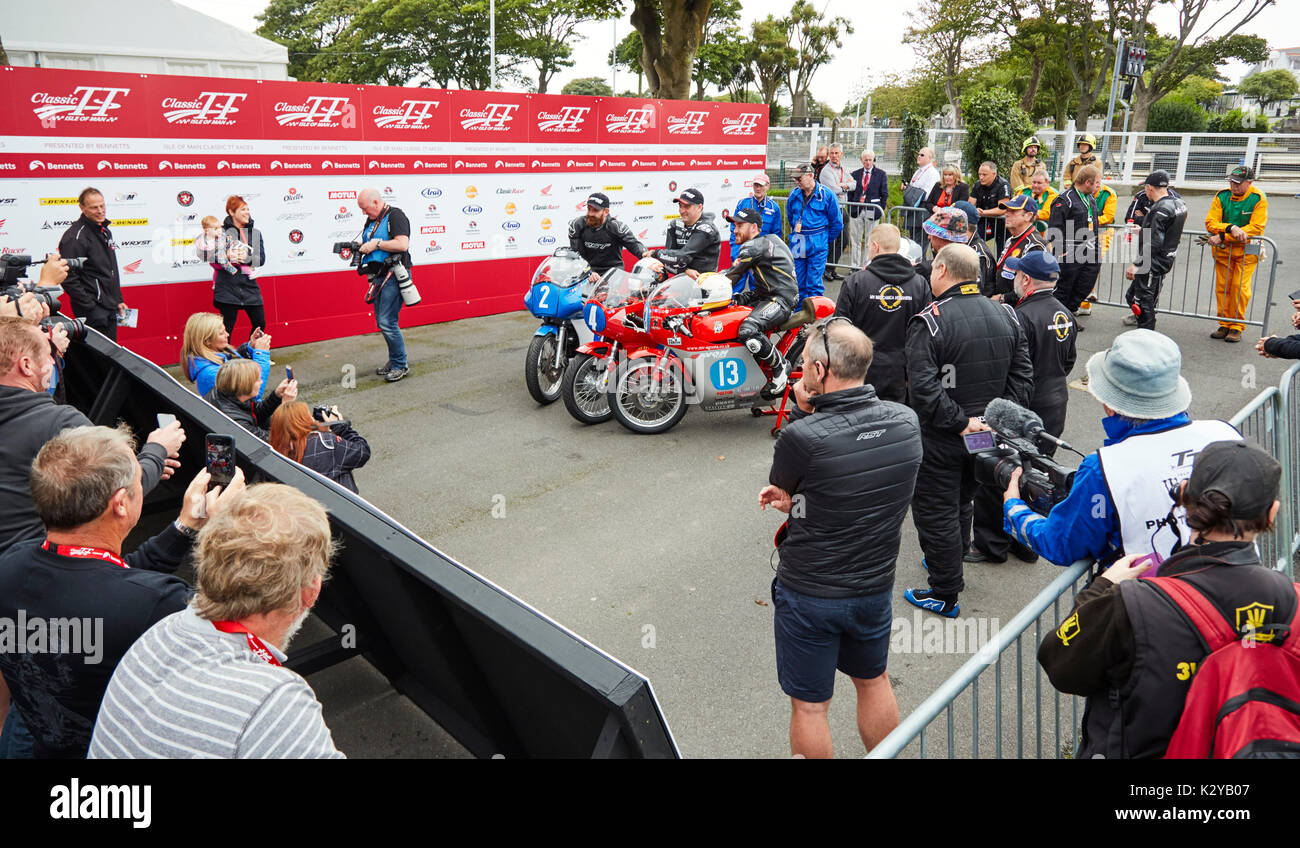 Gewinner des 2017 Manx Junior Classic TT Rennen posieren für Kameras. Links (Dritte) Jamie Feigling, Zentrum (Gewinner) Michael Rutter und rechten (zweiten) Lee Joh Stockfoto