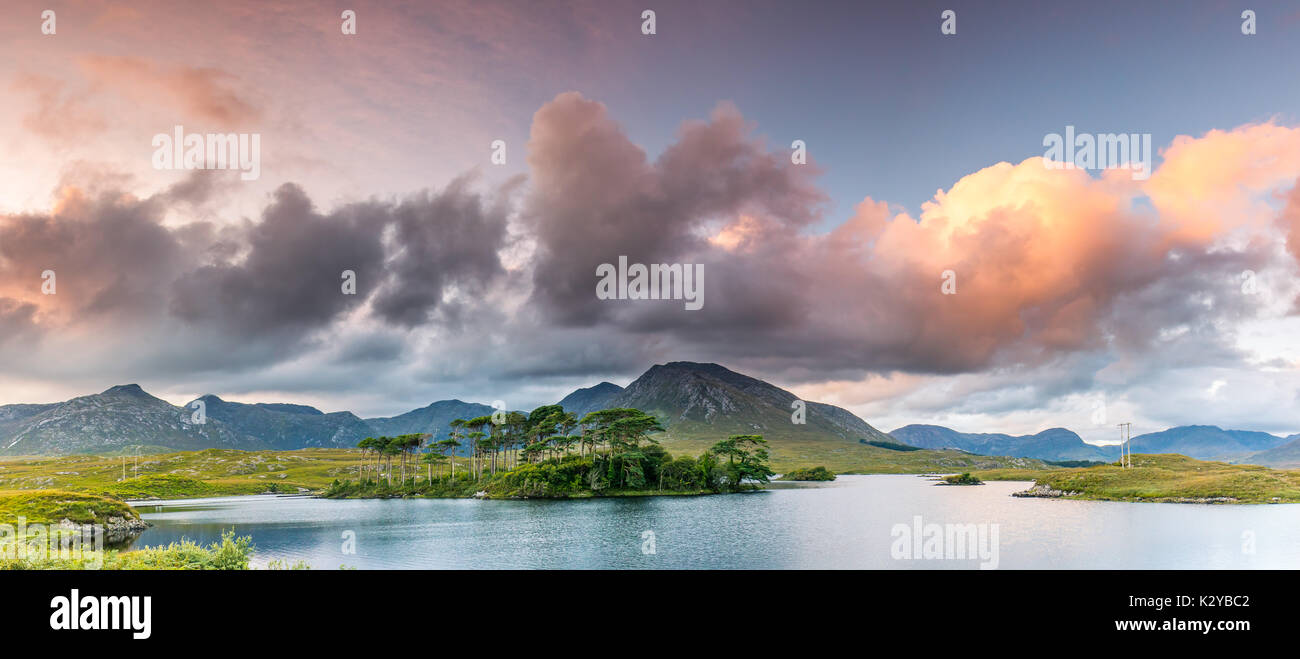 Derryclare Lough ist ein Süßwassersee im Westen Irlands. Es ist in der Gegend von Connemara County Galway gelegen. Derryclare Lough ist über entfernt Stockfoto