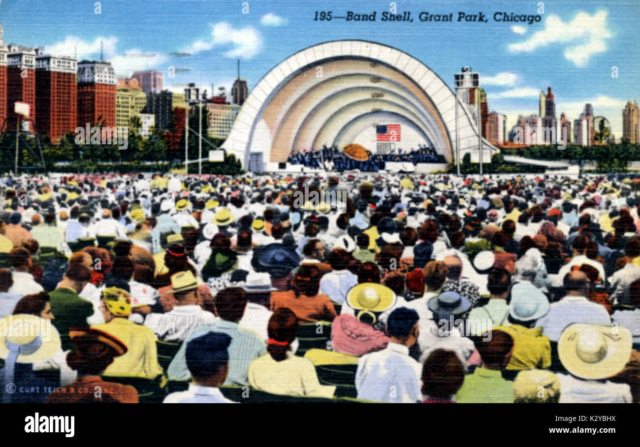 Chicago, Illinois, USA - Publikum vor Band Shell im Grant Park. Open Air Konzert, großes Publikum, 1940er Jahre. Stockfoto