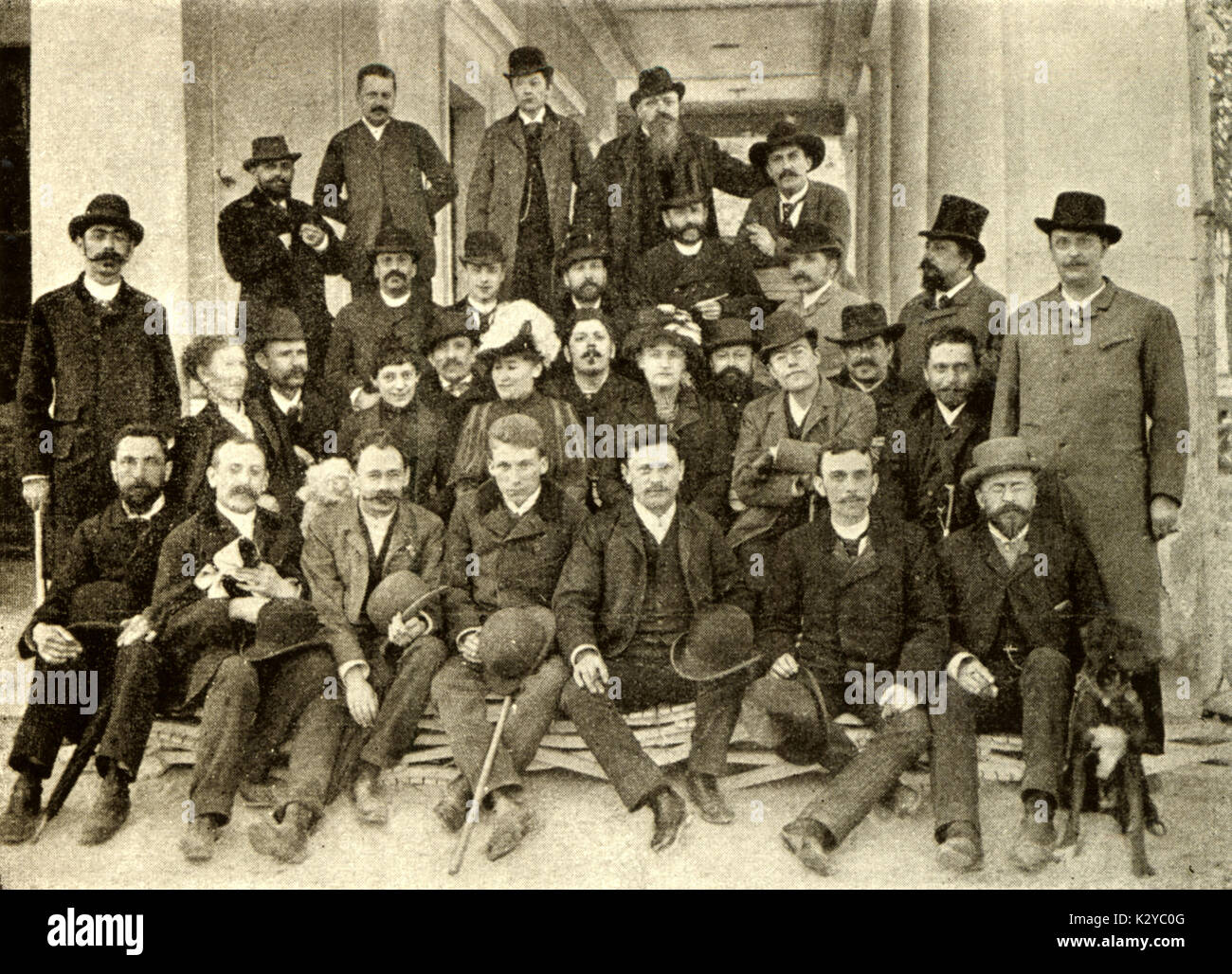 MAHLER, Gustav in der zweiten Reihe Ausflug der Königlichen ungarischen Orchester der Oper 1889 sitzen. Budapest: Stockfoto