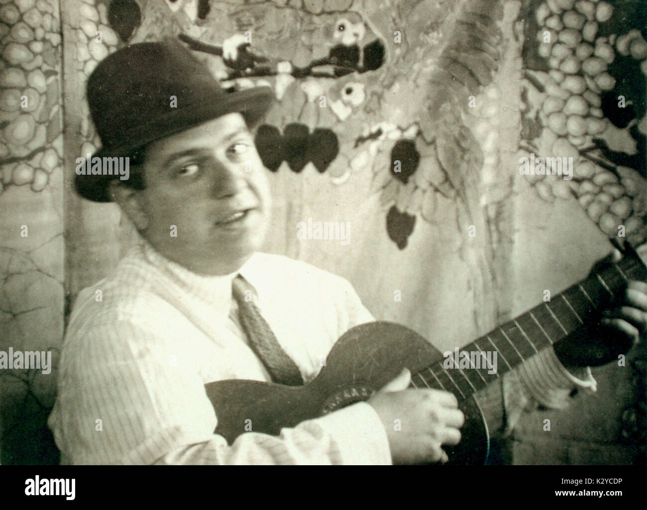 Darius Milhaud Gitarre spielen zu Hause in Aix-en-Provence, 1920, nach seiner Rückkehr aus Brasilien. Der französische Komponist, 1892-1974. Mit freundlicher Genehmigung von Milhaud Immobilien Stockfoto