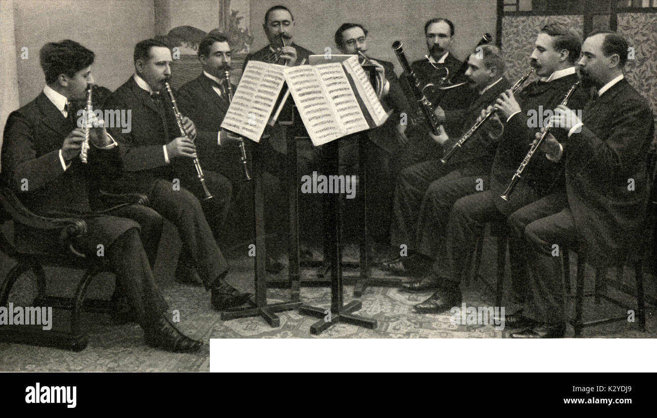 Gesellschaft für Kammermusik für Bläser (c 1900) Proben. l-r: GAUBERT (Flöte); BAS (Klarinette); BLEUZET (Klarinette); MINART (Horn); LEFEBRE (Horn); PENABLE (Fagott); PENABLE (Fagott); VUILLERMEZ (Oboe); LETELLIER (Oboe). Ende des 19. Jahrhunderts - Anfang des 20. Jahrhunderts. Stockfoto
