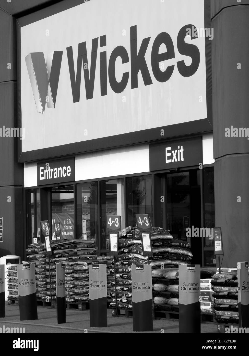 Wickes Schild über Eingang, British home improvement Retailer, Vertrieb von Zubehör und Material an die Öffentlichkeit und die Gebäude Handel Stockfoto