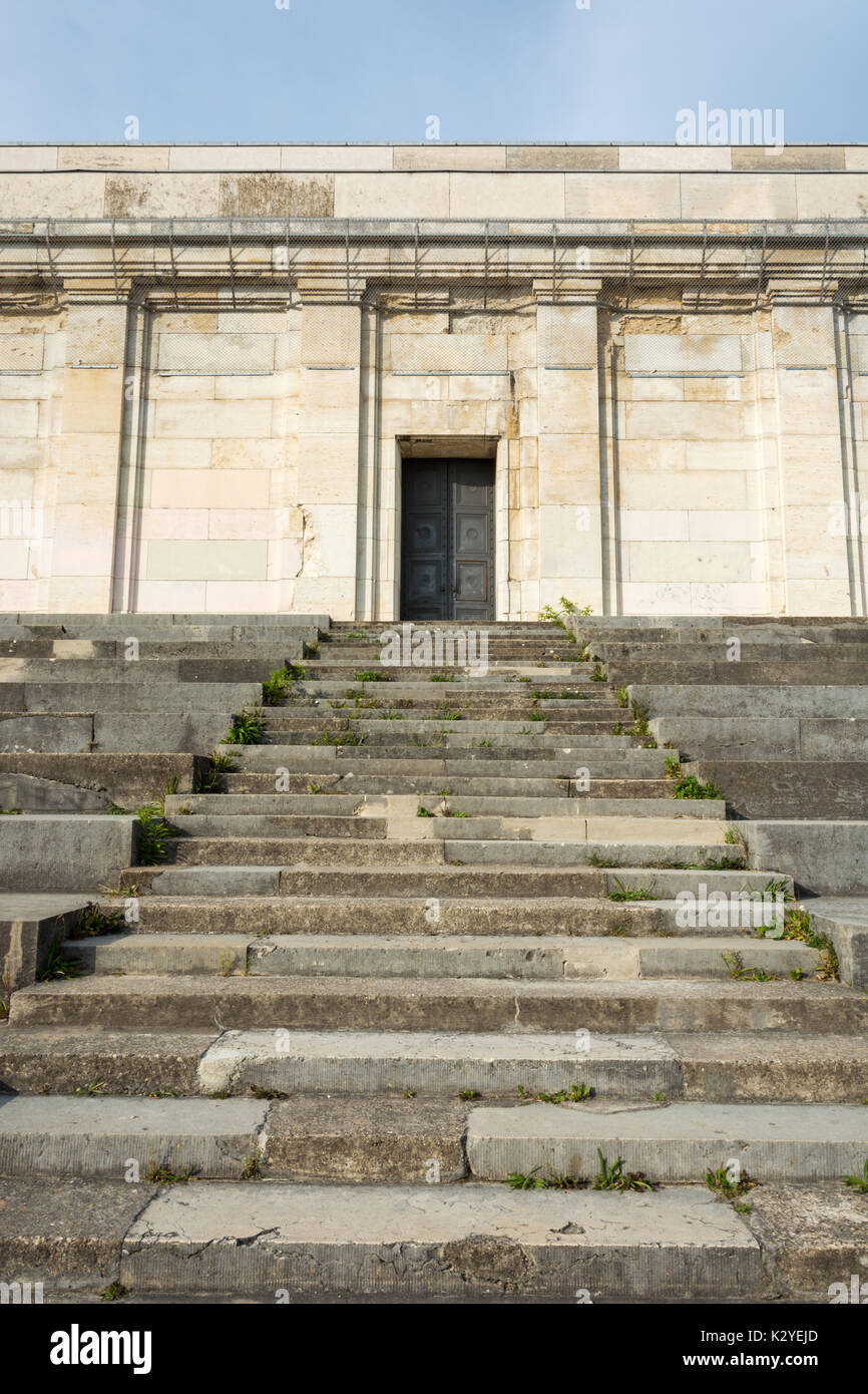 Treppen und der Tür in "tribuene" der Zeppelinfeld in Nürnberg von unten Stockfoto