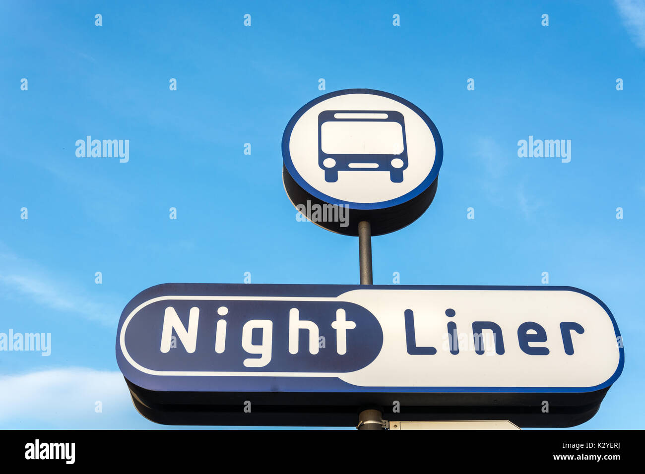 Blue Night Liner Bus stop-Schild auf einer Stange isoliert Stockfoto