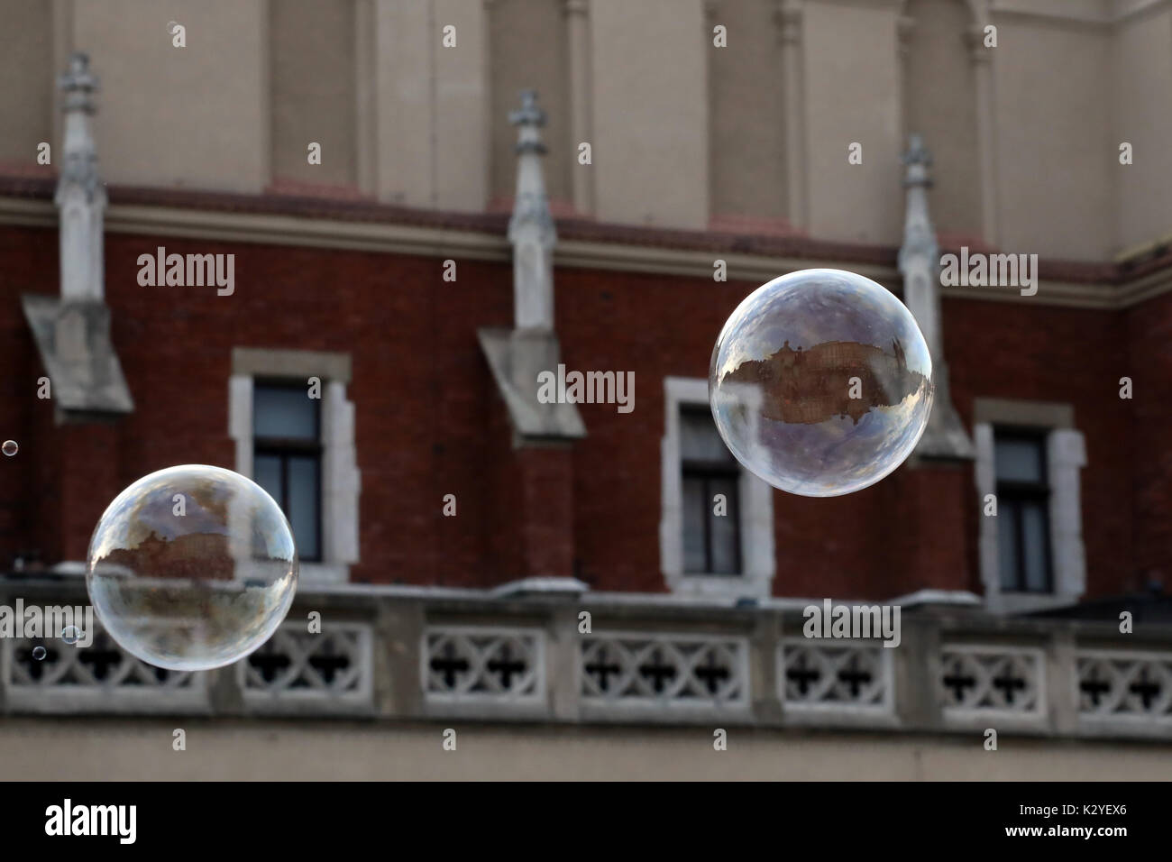 Die Gebäude um den mittelalterlichen Hauptplatz Rynek Glowny in der Altstadt von Krakau, Polen in eine Seifenblase erstellt von einem Gaukler, Hg wider Stockfoto