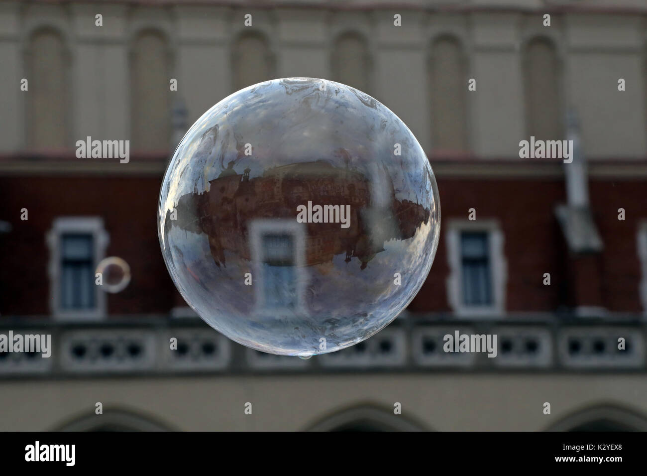 Die Gebäude um den mittelalterlichen Hauptplatz Rynek Glowny in der Altstadt von Krakau, Polen in eine Seifenblase erstellt von einem Gaukler, Hg wider Stockfoto