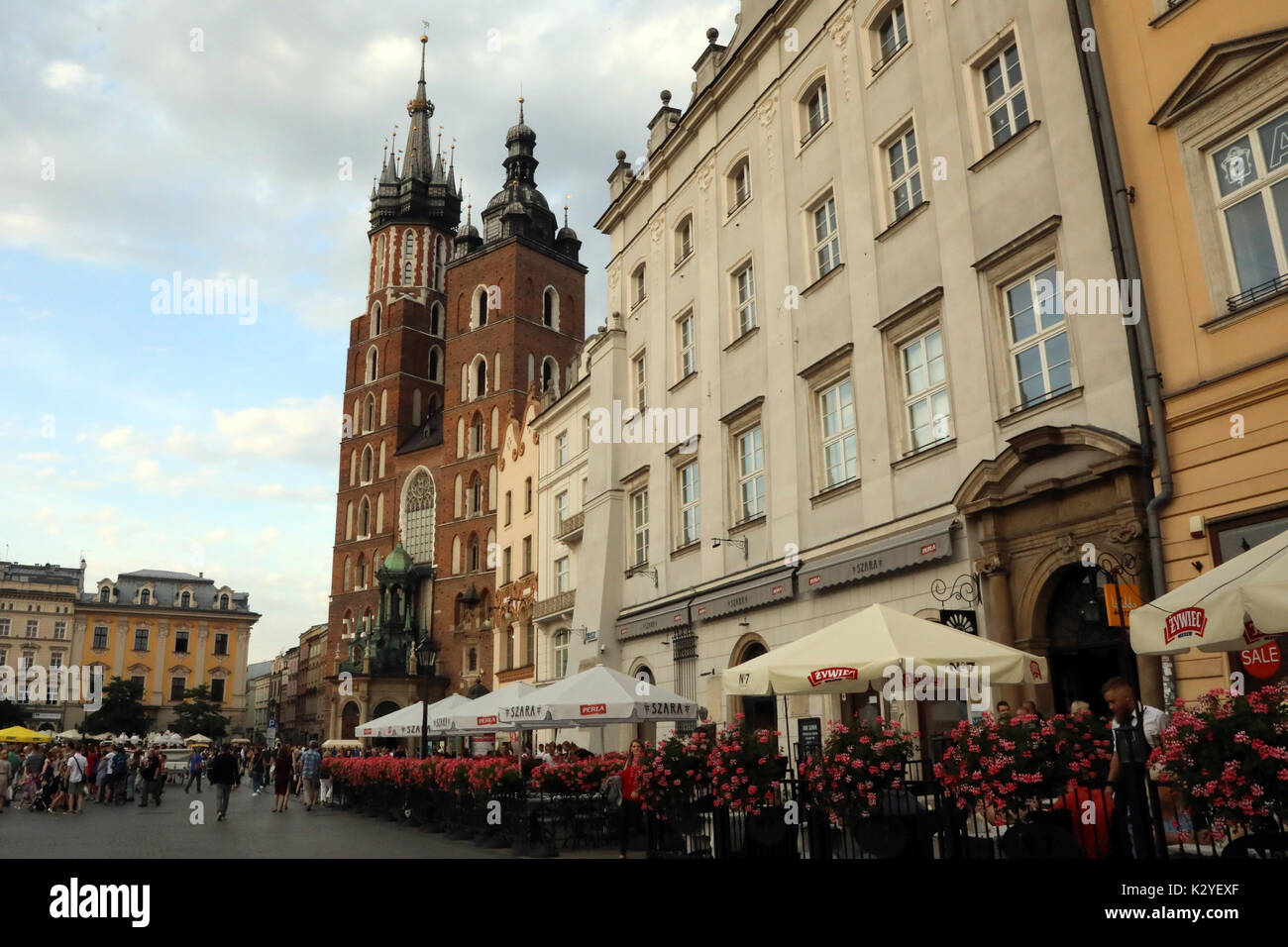 Die Basilika St. Maria am Rynek Glowny, der Hauptplatz in der Altstadt von Krakau, Polen, am 25. August 2017. Szara Restaurant ist im Vordergrund. Stockfoto
