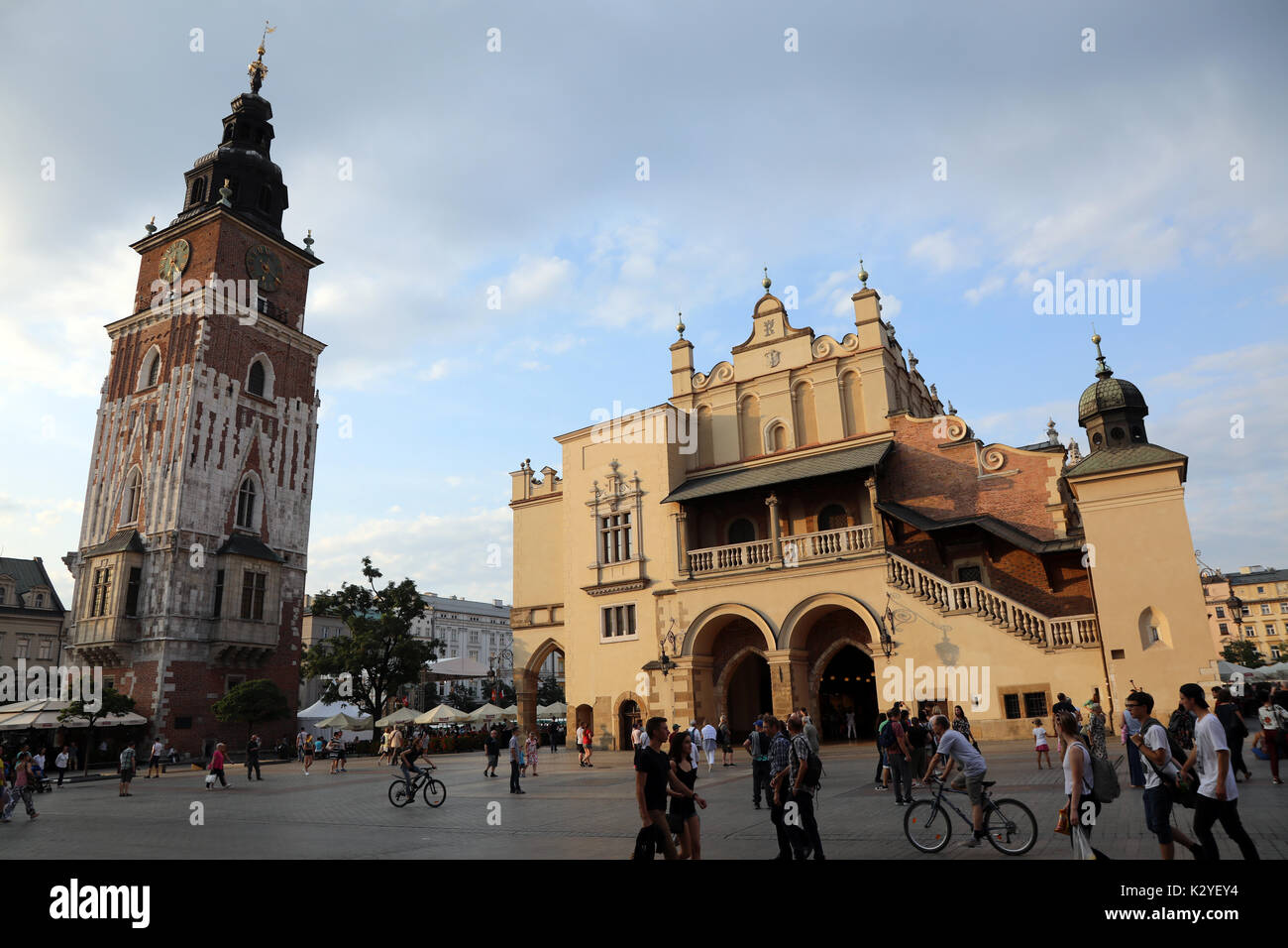 Touristen Spaziergang durch Rynek Glowny, der Hauptplatz in der Altstadt von Krakau, Polen, am 25. August 2017. Die Tuchhallen ist in der Mitte, um mit dem zu Stockfoto