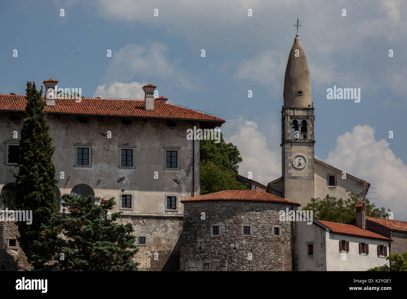 Stanjel ist ein mittelalterliches Dorf oben auf dem Hügel aus Kalkstein in der slowenischen Region Karst. Es ist Architektur und Häuser aus Stein sind typisch. Stockfoto