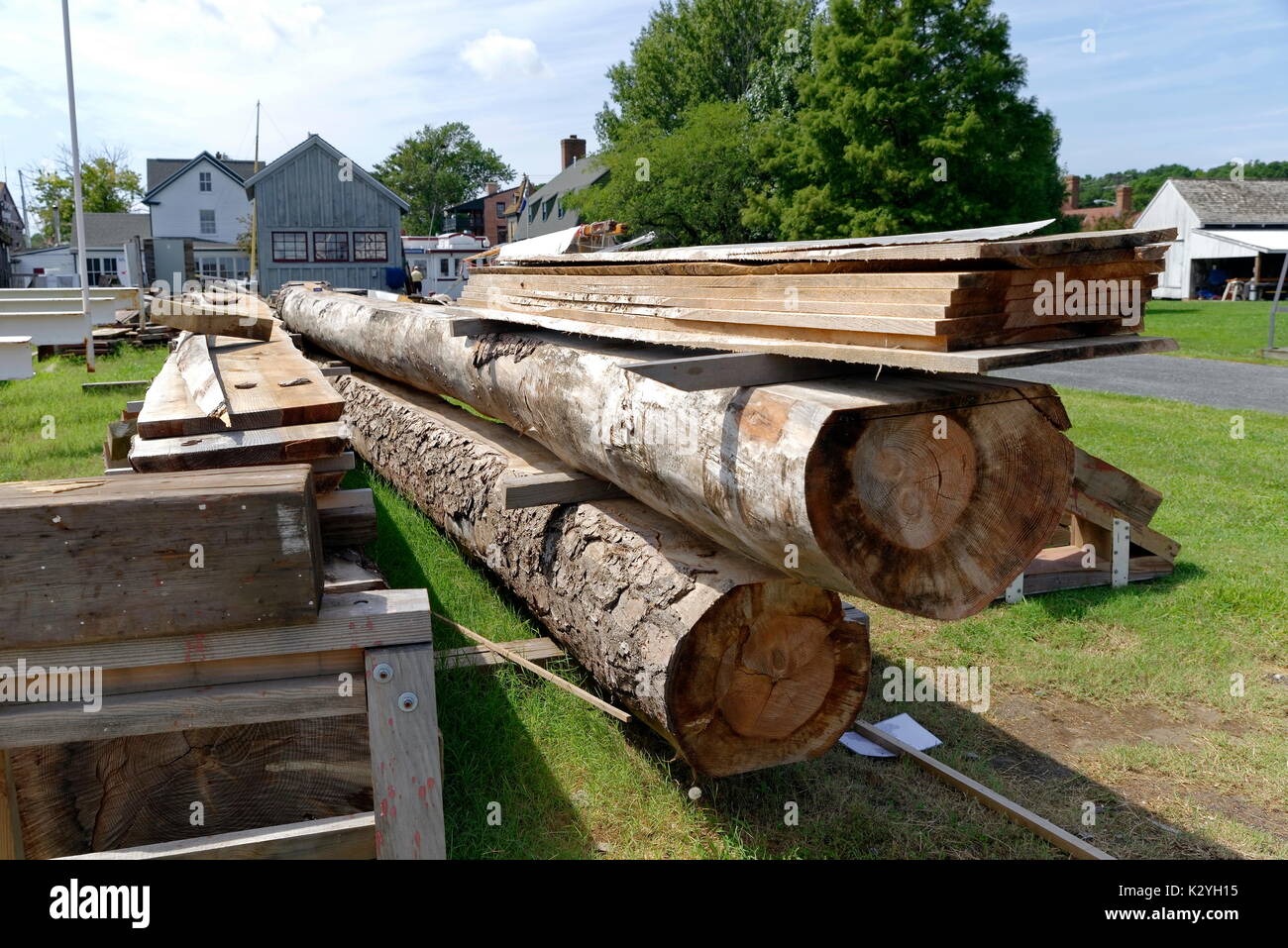 Holzbohlen für Boot restorationin Arbeiten Werft. Chesapeake Bay Maritime Museum, St. Michaels, Maryland, USA Stockfoto