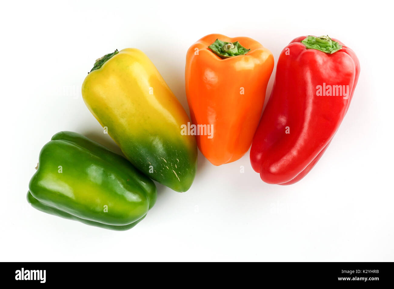 Grün, Rot, Gelb, Orange Paprika auf weißem Hintergrund Stockfoto