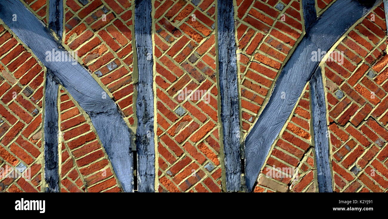 AJAXNETPHOTO. WORTHING, ENGLAND. - BLACK NEST HALL TUDOR GEBÄUDEDETAIL - RED BROCKS, MÖRTEL UND HOLZGERÜST EINES TUDOR ERA GRUNDSTÜCKS IN WEST WORTHING. FOTO: JONATHAN EASTLAND/AJAX REF:072004 5 Stockfoto