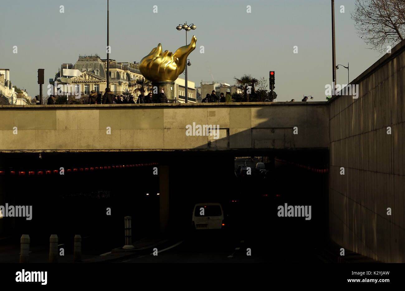 AJAXNETPHOTO. PARIS, Frankreich. - DIANA MEMORIAL - PLACE DE L'ALMA UNTERFÜHRUNG und goldenen Flamme DENKMAL FÜR SEINE KÖNIGLICHE HOHEIT, Prinzessin Diana starb in der UNTERFÜHRUNG NACH EINEM UNFALL AUTMOBILE. Foto; Jonathan Eastland/AJAX REF; D82912 1910 Stockfoto