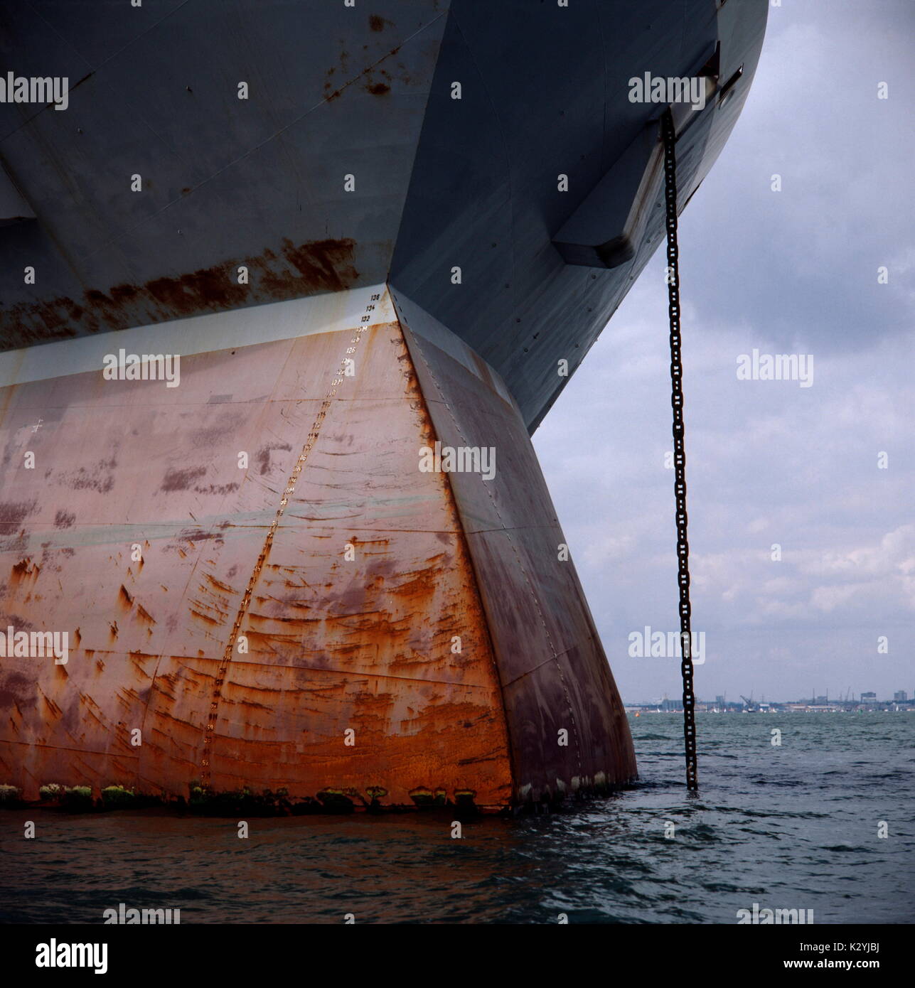 AJAXNETPHOTO. SOLENT, England. - Schiff Bug - der WULSTBUG EINES SUPER TANKER vor Anker. Foto: Jonathan Eastland/AJAX REF: 853350 Stockfoto