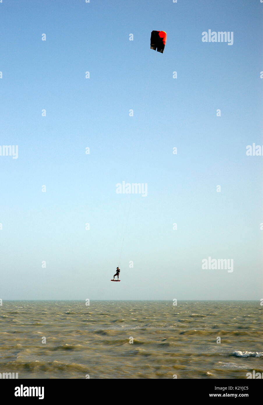 AJAXNETPHOTO. WORTHING, England. - Ein KITE SURFER ERHÄLT AIRBORNE aus rauhen Wellen bei starkem Wind. Foto: Jonathan Eastland/AJAX REF: R 61209_1127 Stockfoto