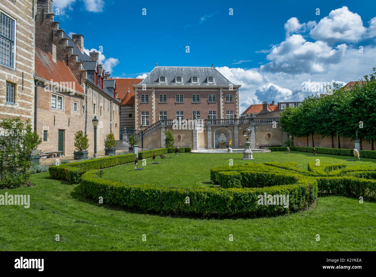 Alte Gebäude mit Garten Stockfoto