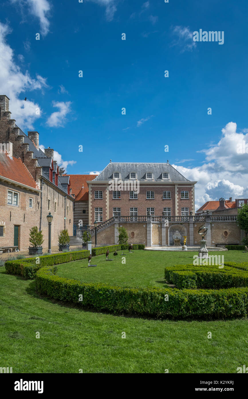 Alte Gebäude mit Garten Stockfoto