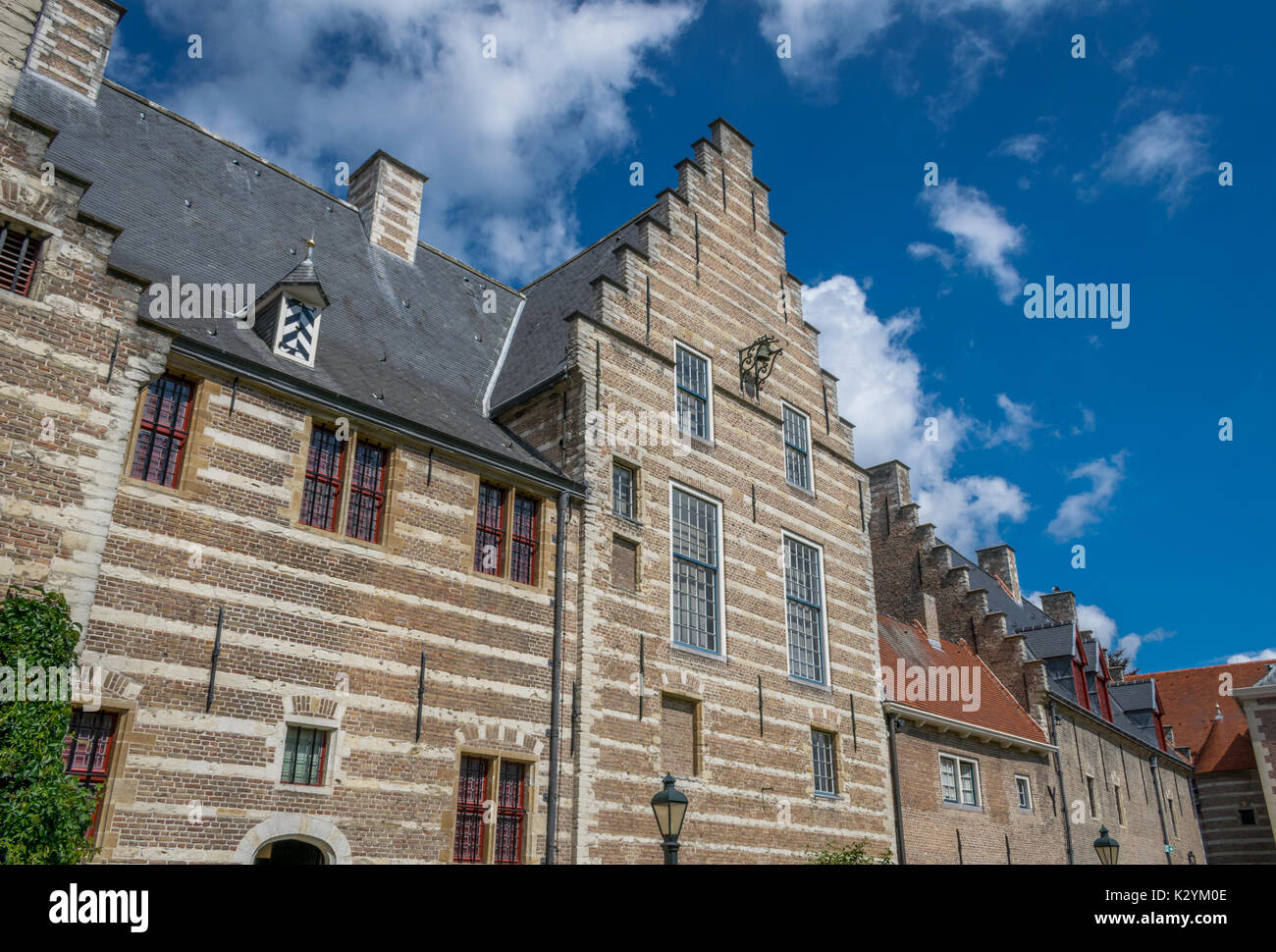 Alte Gebäude mit Garten Stockfoto