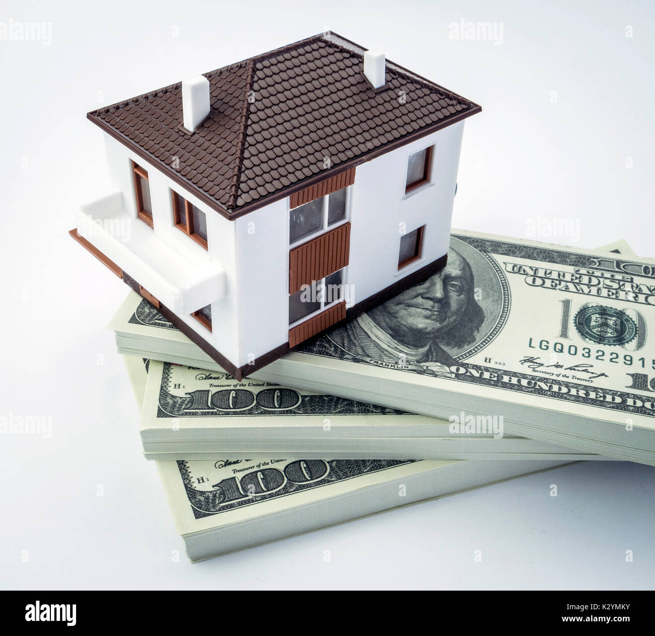 Haus auf einer Skala auf amerikanischen Rechnungen auf weißem Hintergrund Stockfoto