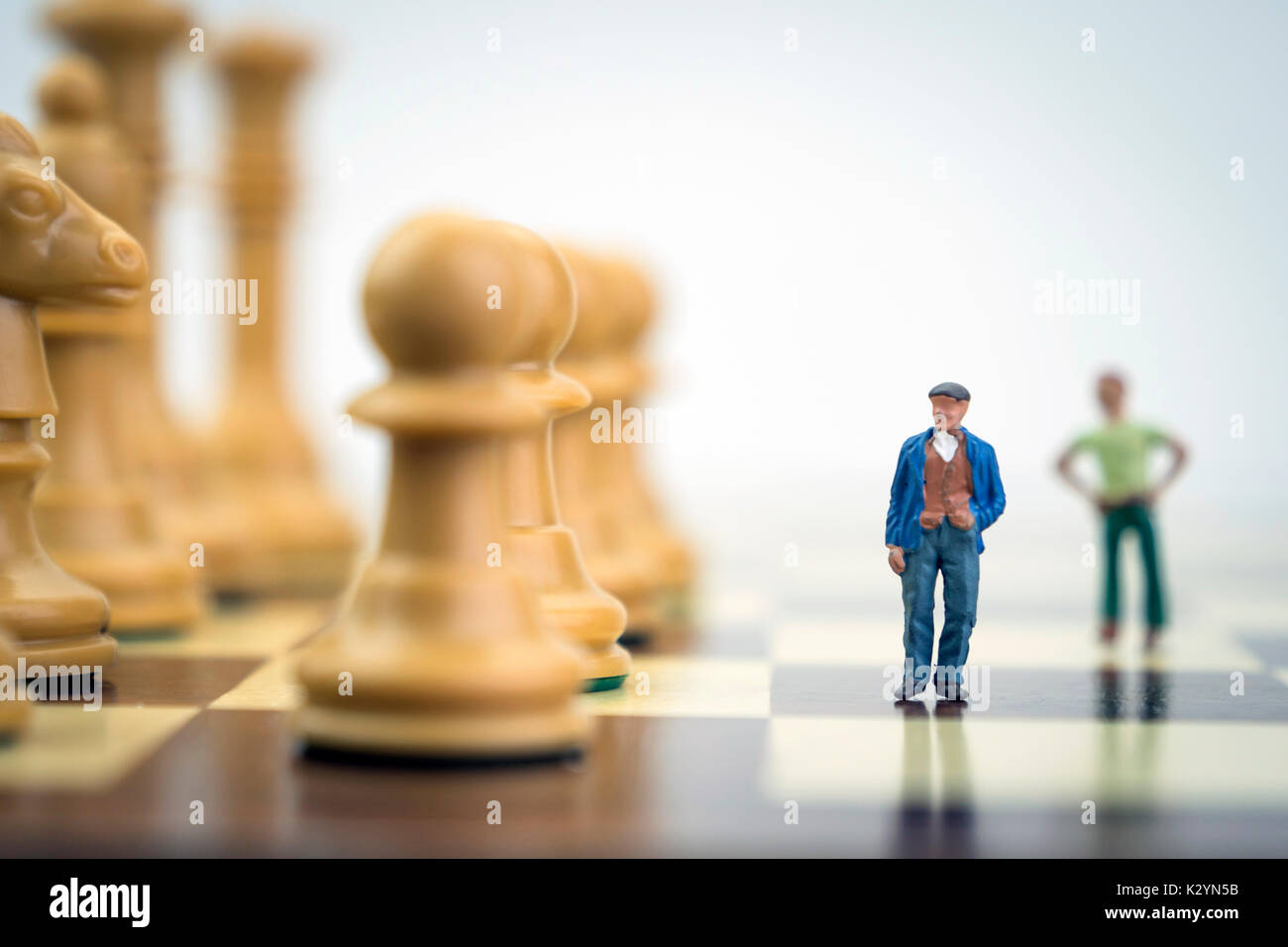 Männer thumbnail innerhalb einer Partie Schach, Konzept Stockfoto