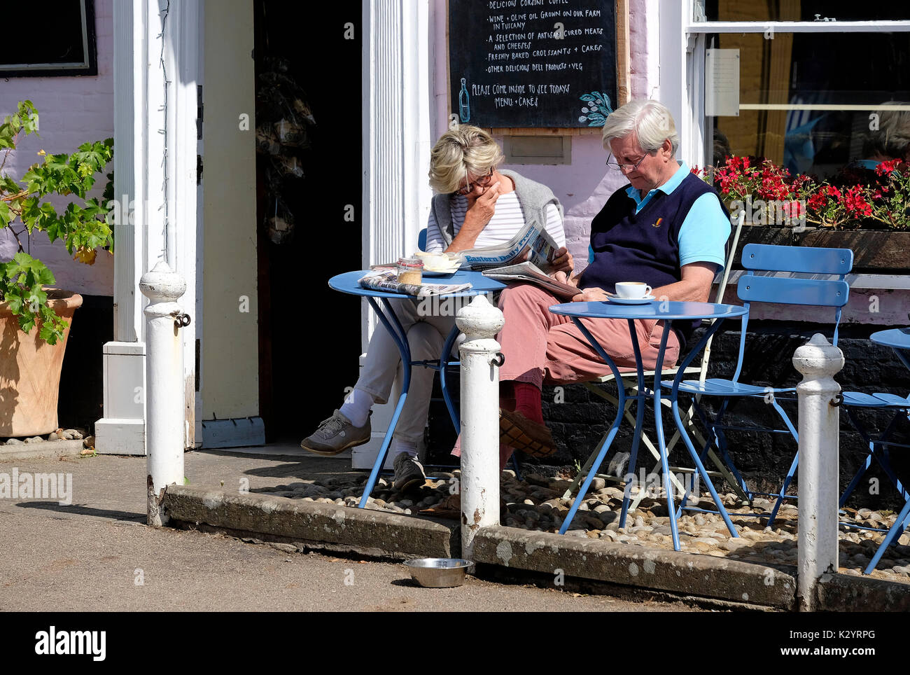 Senior Paar outside cafe in Burnham Market, North Norfolk, England Stockfoto